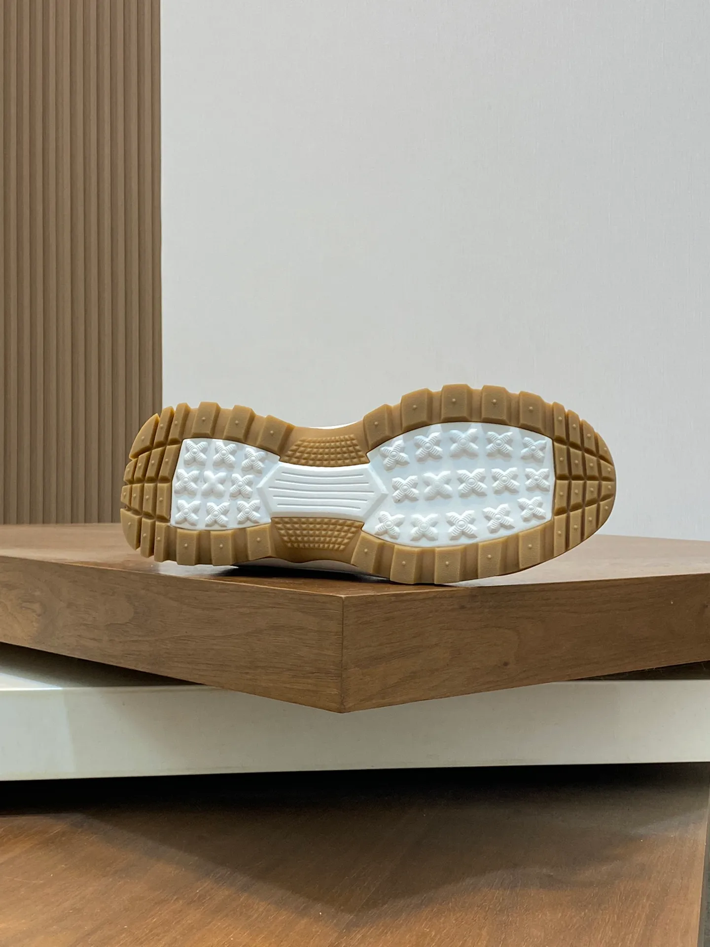 💰660 Burberry 2024🆕Ss men's classic low-cut thick-soled sneakers, made of first-grain cowhide and decorated with the new brand logo. First-layer cowhide foot pads, heel decorated with Burberry letter embossed logo, T men's men's shoes 💰U original outsole! Size: 39-44 (customized at 38.45)